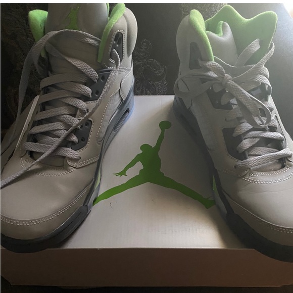 Put some fall in your step with the Jordan 5 Retro "Green Bean" Men, Size 9.5. - Picture 2 of 5